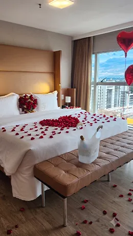 Quarto do Jade Hotel preparado com a experiência Jade Romance