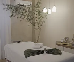Espumante e taças servidos no apartamento — Jade Experience